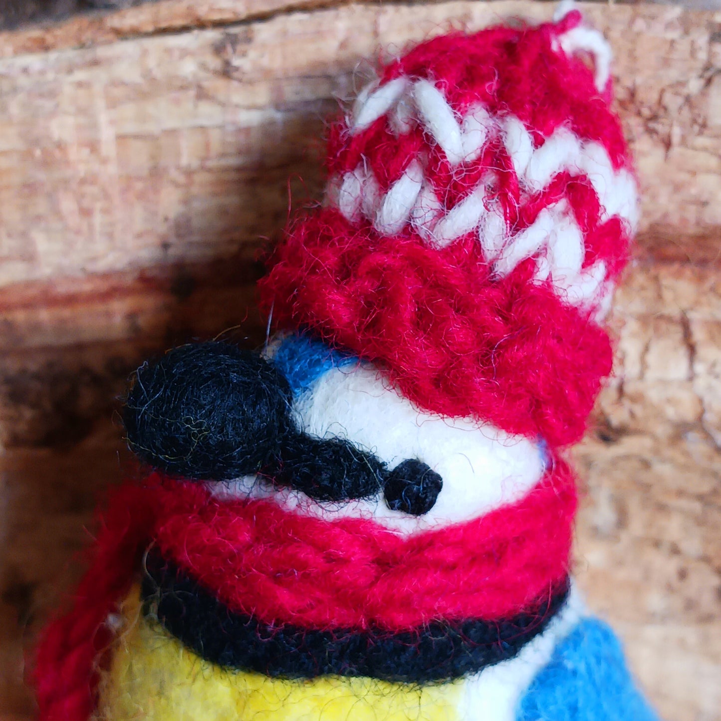 Add a touch of charm to your festive décor with these cosy felt birds, beautifully dressed in matching red and blue hats and scarves. Each bird is fitted with a red and white hanging cord, perfect for decorating Christmas trees, garlands, children’s rooms, or year-round displays.