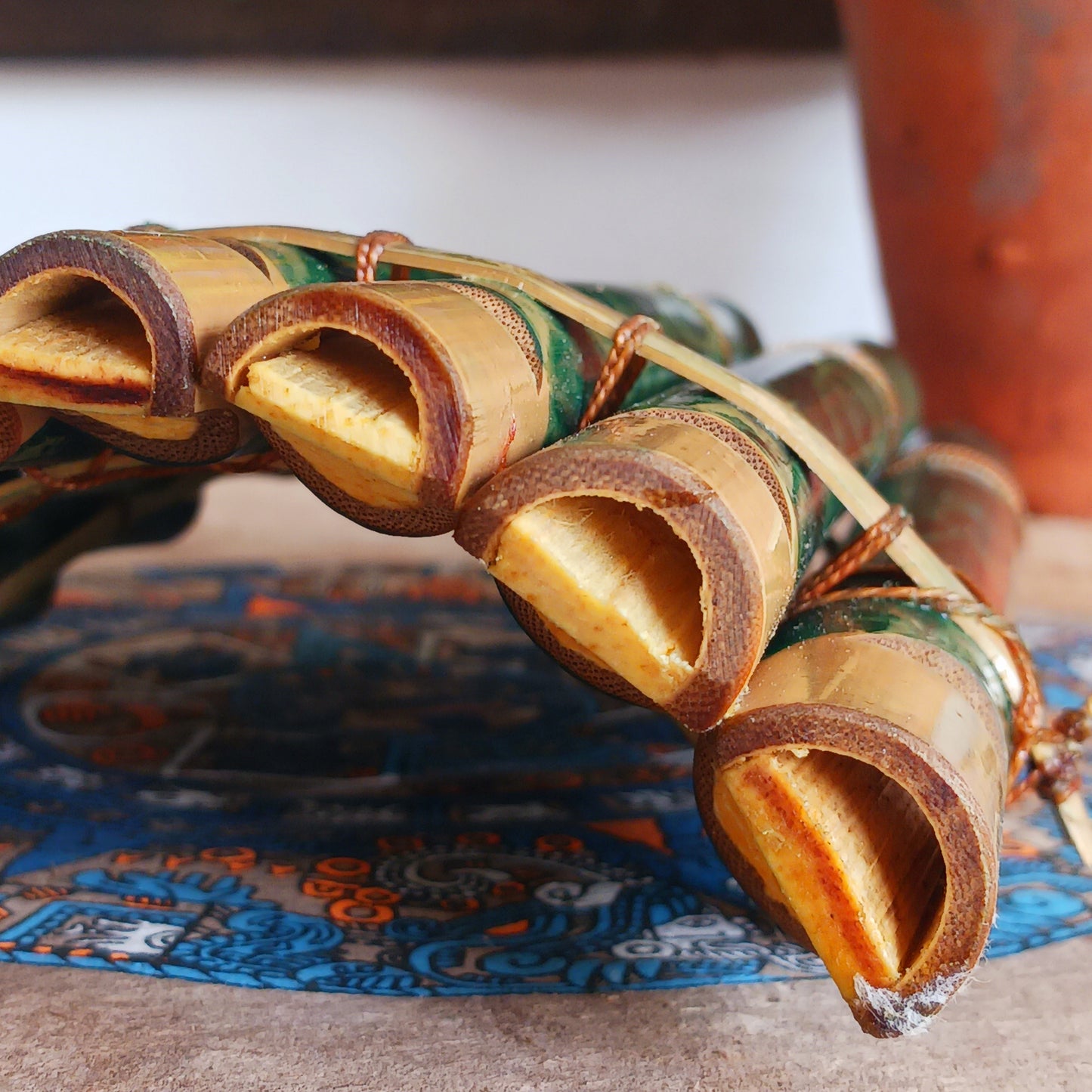 Based on traditional pan pipes, these nifty little instruments have whistle mouthpieces on each of the eight pipes, making them super easy to play. These leaf pattern panpipes are designed to produce harmonious melodies, perfect for both professional musicians and enthusiasts seeking to explore new sounds.