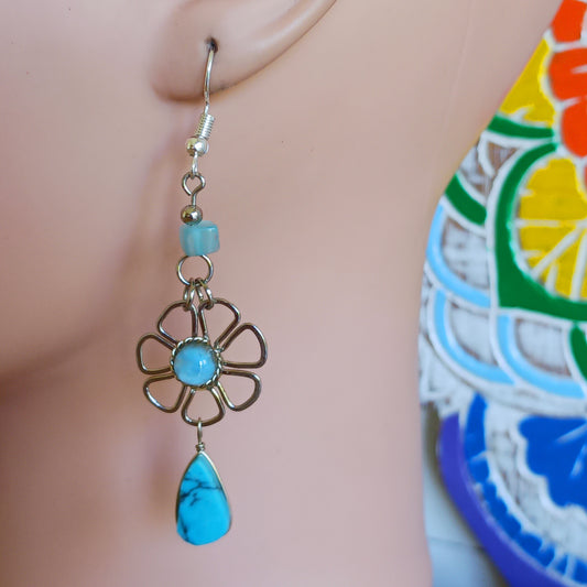 These beautiful earrings incorporate colourful stone with Silver plated hooks. These pretty earrings have been hand made in Peru and are presented in a traditionally made pouch gift wrapped and ready to give☸