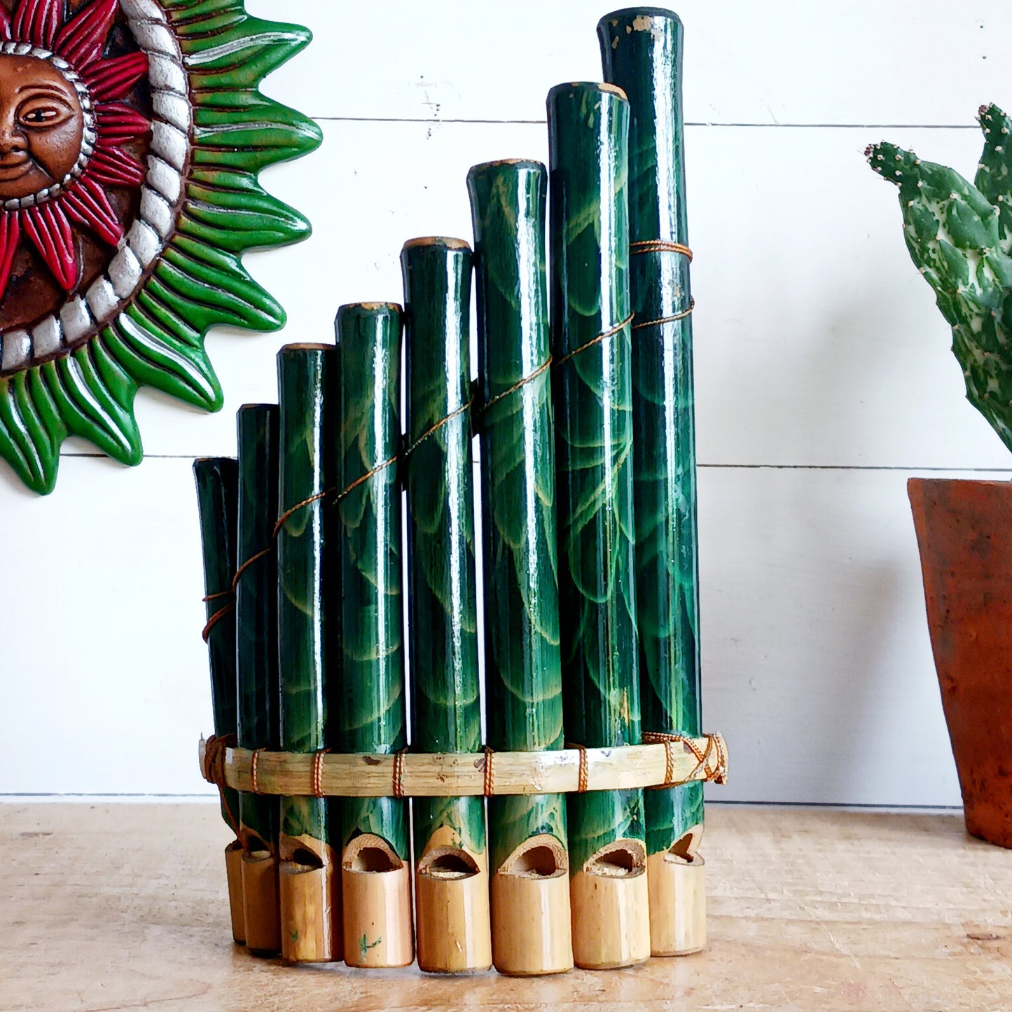 Based on traditional pan pipes, these nifty little instruments have whistle mouthpieces on each of the eight pipes, making them super easy to play. These leaf pattern panpipes are designed to produce harmonious melodies, perfect for both professional musicians and enthusiasts seeking to explore new sounds.