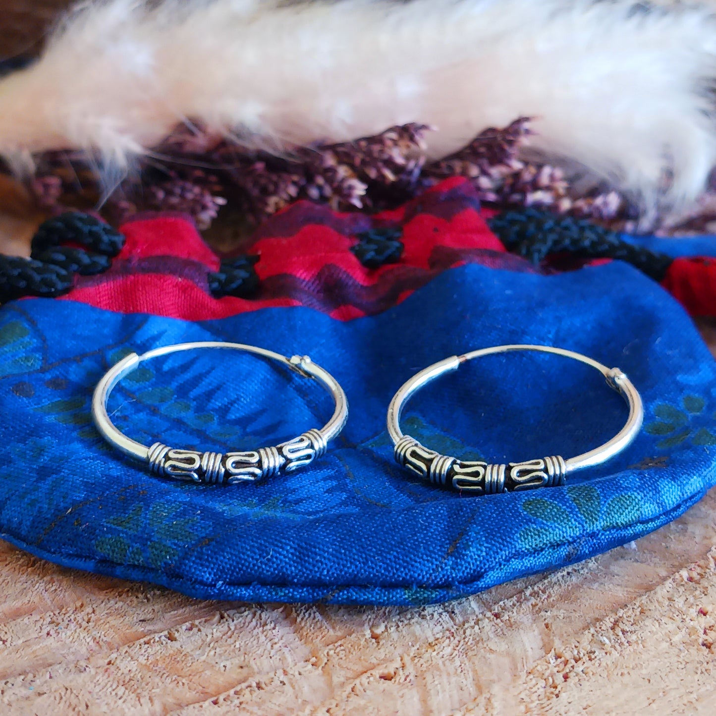 These sterling silver hoop earrings are made in a Bali style. With a silver ball in the middle of the hoop earrings, these 925 silver earrings make an ideal choice for any boho look.
