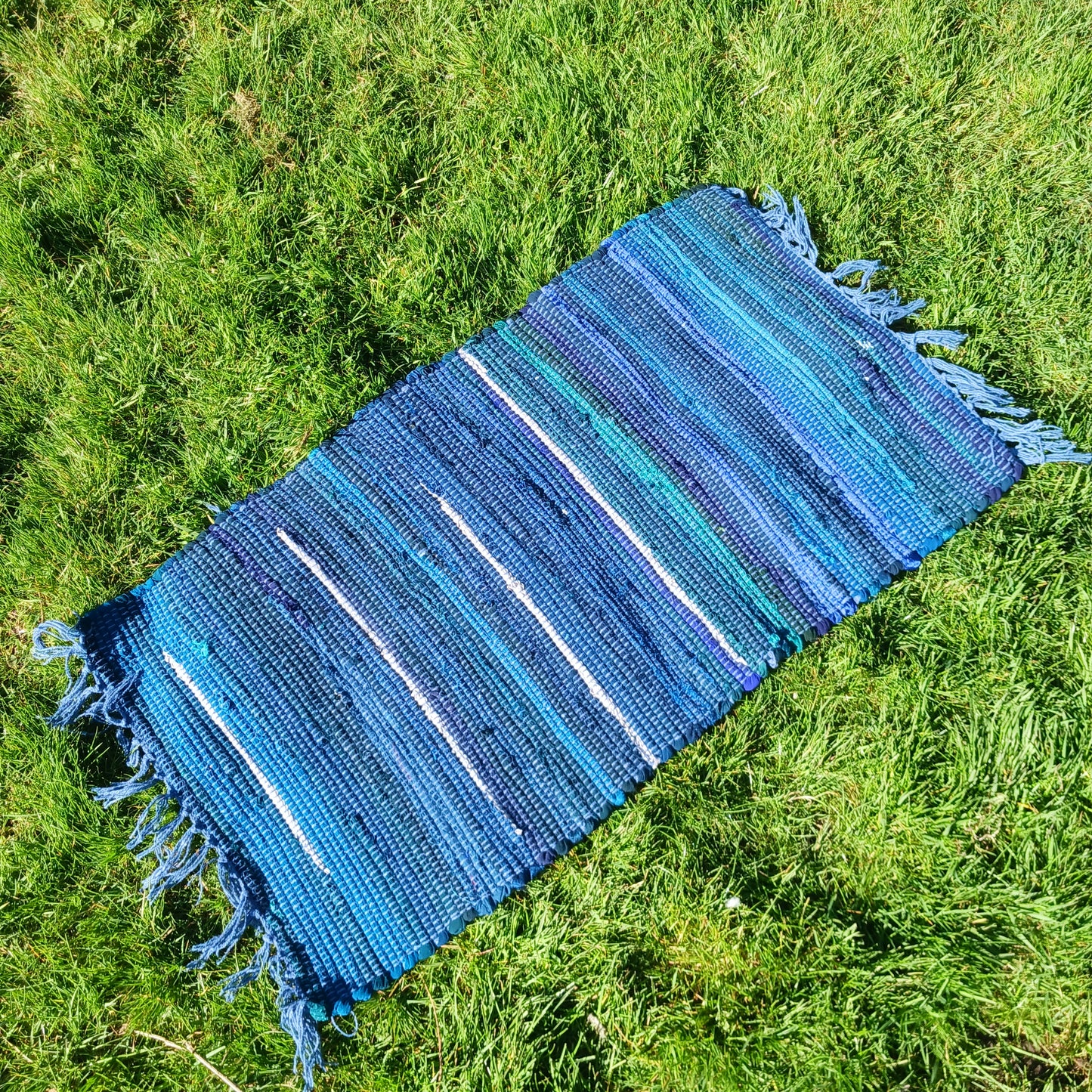 Enhance your living space with this premuim quality rag rug. Whether used in kitchens, bathrooms, or even as a decorative accent in bedrooms and living rooms, the charcoal greys impart an air of sophistication and modernity to any setting.