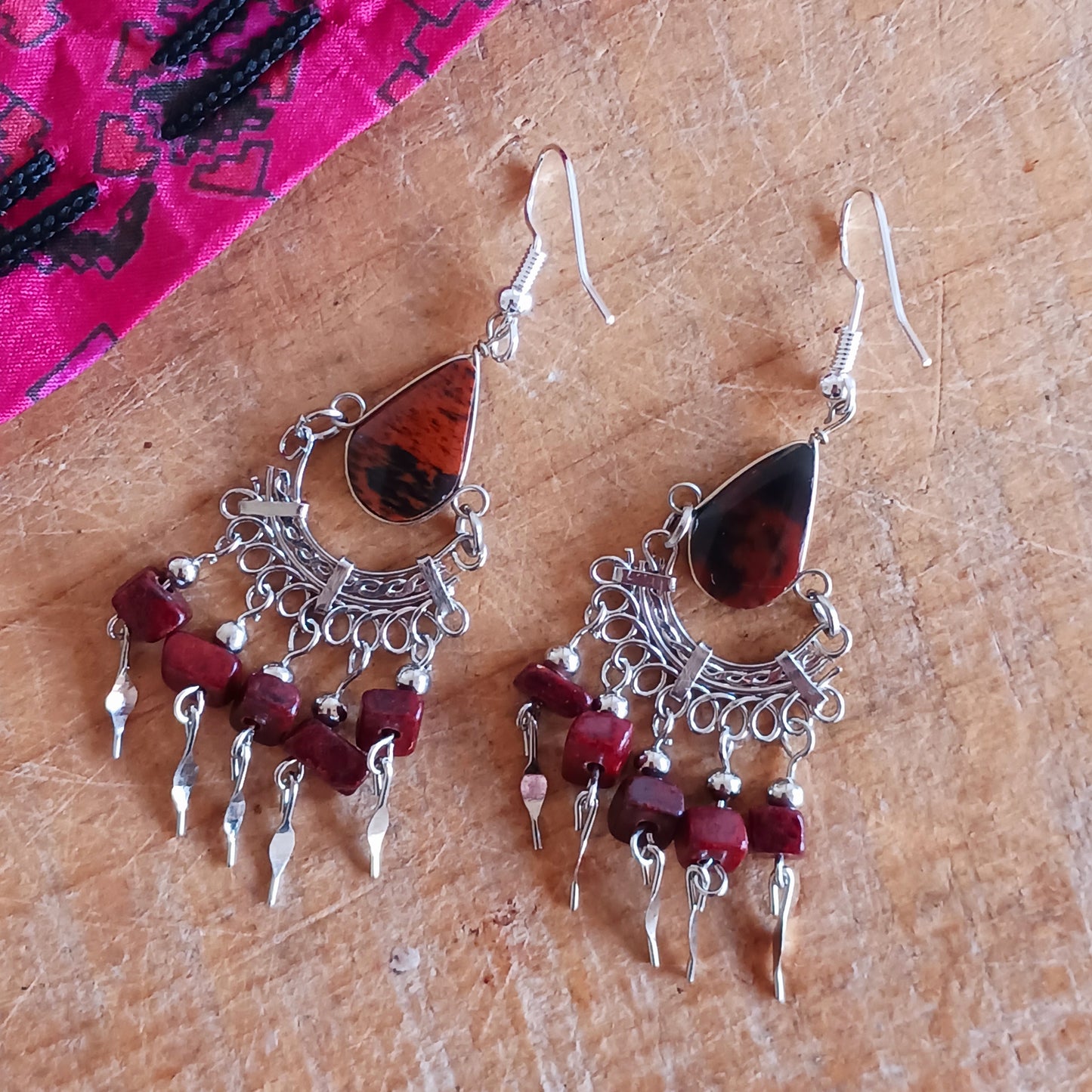Add a touch of bohemian beauty to your look with these handmade Peruvian stone earrings. Featuring brown agate stones and finished with silver-plated hooks, each pair is carefully crafted in small workshops in Peru.