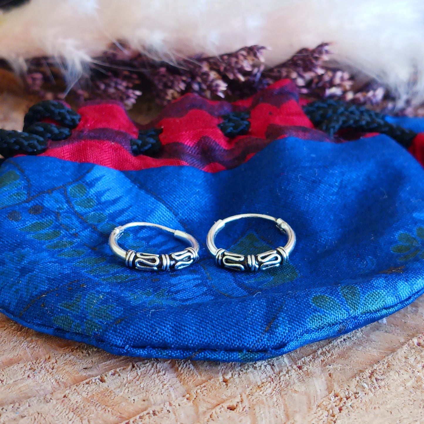 These sterling silver hoop earrings are made in a Bali style. With a silver ball in the middle of the hoop earrings, these 925 silver earrings make an ideal choice for any boho look.
