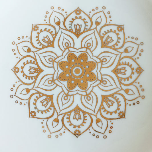 Keep your tea time tidy and stylish with this beautiful White & Gold Mandala Tea Bag Holder. Designed with an elegant white finish and luxurious gold mandala pattern, this practical accessory provides the perfect place to rest your used tea bag after brewing.