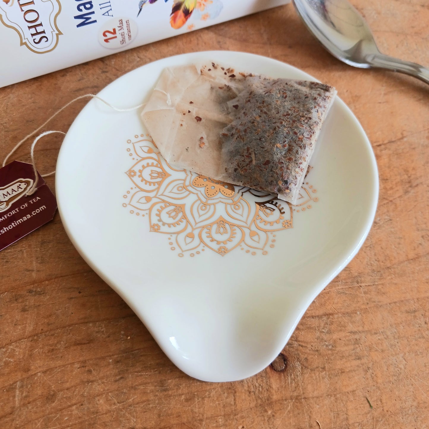 Keep your tea time tidy and stylish with this beautiful White and Gold Mandala Tea Bag Holder. Designed with an elegant white finish and luxurious gold mandala pattern, this practical accessory provides the perfect place to rest your used tea bag after brewing.
