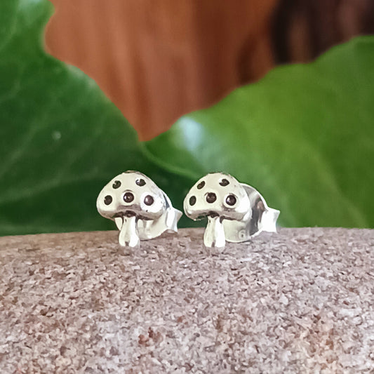 These Mushroom 925 Sterling Silver Ear Studs are the perfect accessory for any outfit. Crafted from 925 sterling silver, they feature a stylish 6mm x 5mm mushroom design and come presented in a beautiful recycled sari gift pouch.
