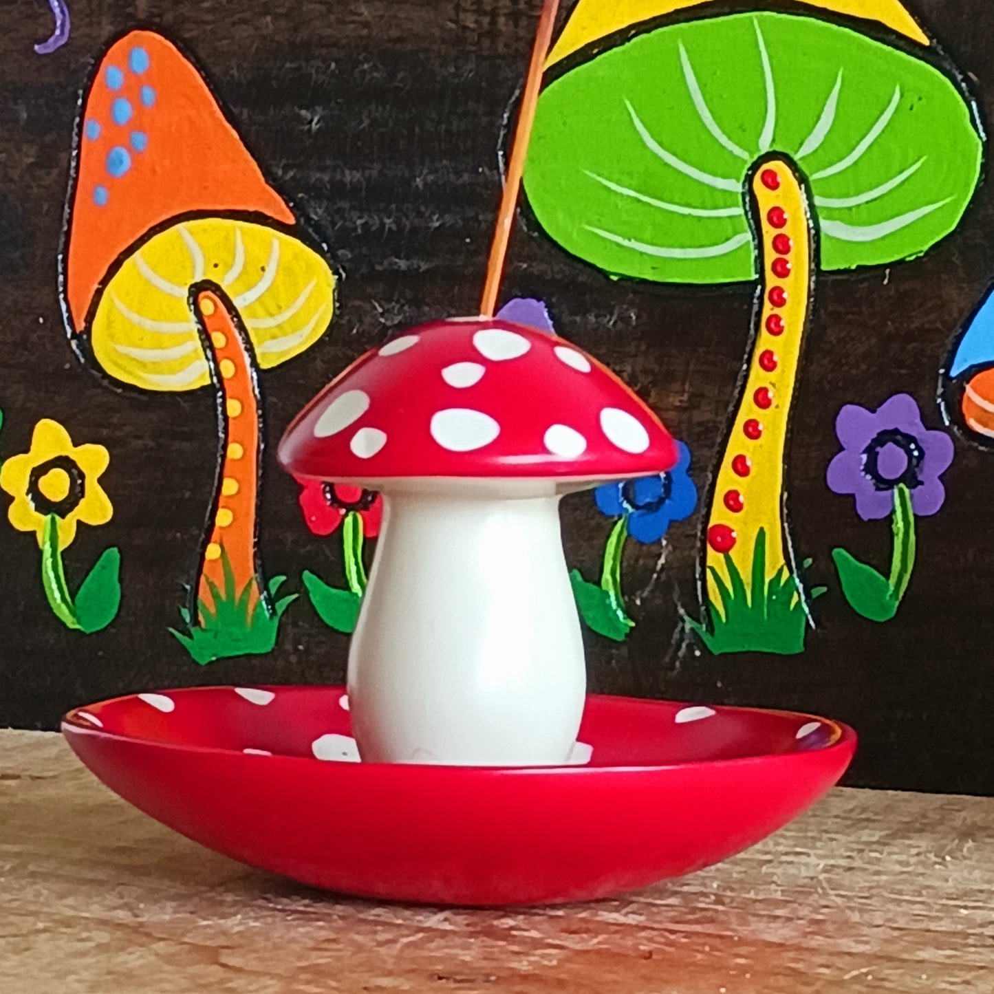 This mushroom incense holder puts the fun-gi back into burning incense! It is multi-use and can hold either incense sticks in the mushroom head or incense cones on the dish area.