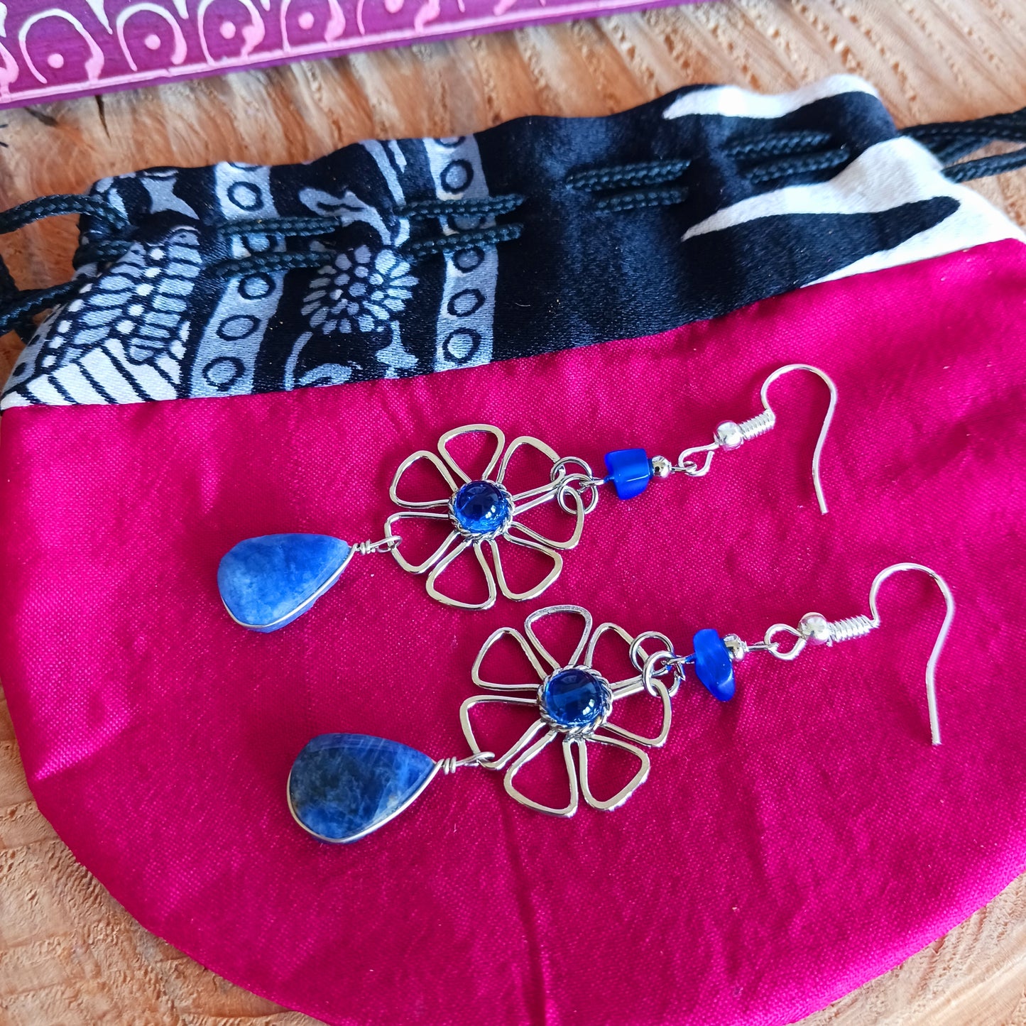 These beautiful daisy earrings incorporate a lapis lazuli stone, finished with silver plated hooks. They have been hand made in Peru and are presented in a traditionally made pouch gift wrapped and ready to give☸