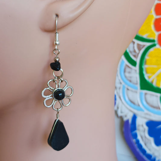 These beautiful daisy earrings incorporate a black stone, finished with silver plated hooks. They have been hand made in Peru and are presented in a traditionally made pouch gift wrapped and ready to give☸