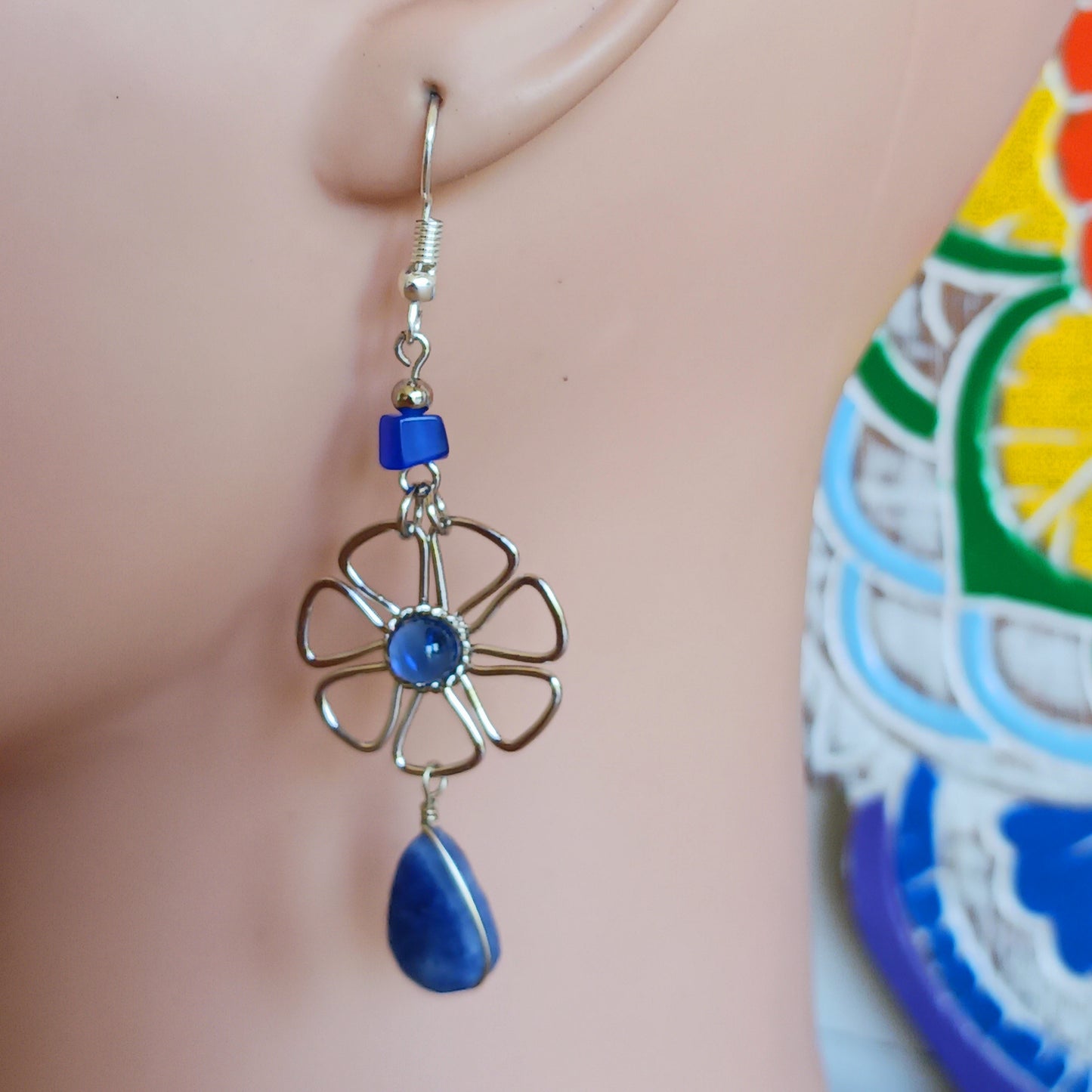 These beautiful daisy earrings incorporate a lapis lazuli stone, finished with silver plated hooks. They have been hand made in Peru and are presented in a traditionally made pouch gift wrapped and ready to give☸