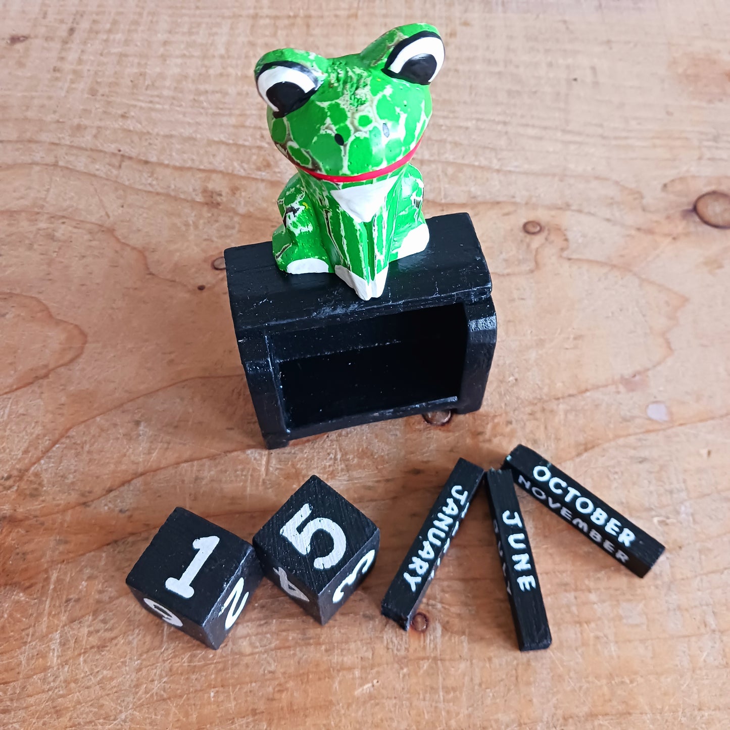 Add charm and functionality to your workspace with this handcrafted wooden frog perpetual calendar. Designed to sit perfectly on your desk, shelf, or study area, this adorable frog makes a delightful desk buddy while helping you keep track of the date.
