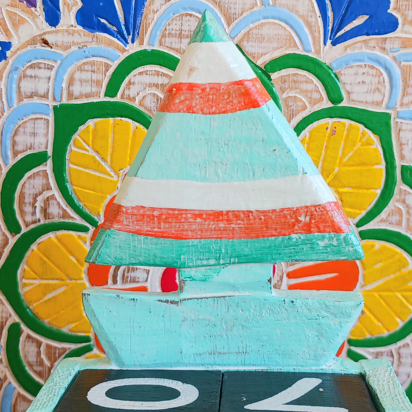 Bring the charm of the seaside to your workspace with our Handmade Wooden Boat Desk Calendar. Expertly crafted from quality wood and designed with vibrant, playful colours, this unique desk calendar combines practical organization with coastal-inspired décor.