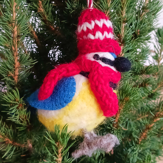 Add a touch of charm to your festive décor with these cosy felt birds, beautifully dressed in matching red and blue hats and scarves. Each bird is fitted with a red and white hanging cord, perfect for decorating Christmas trees, garlands, children’s rooms, or year-round displays.