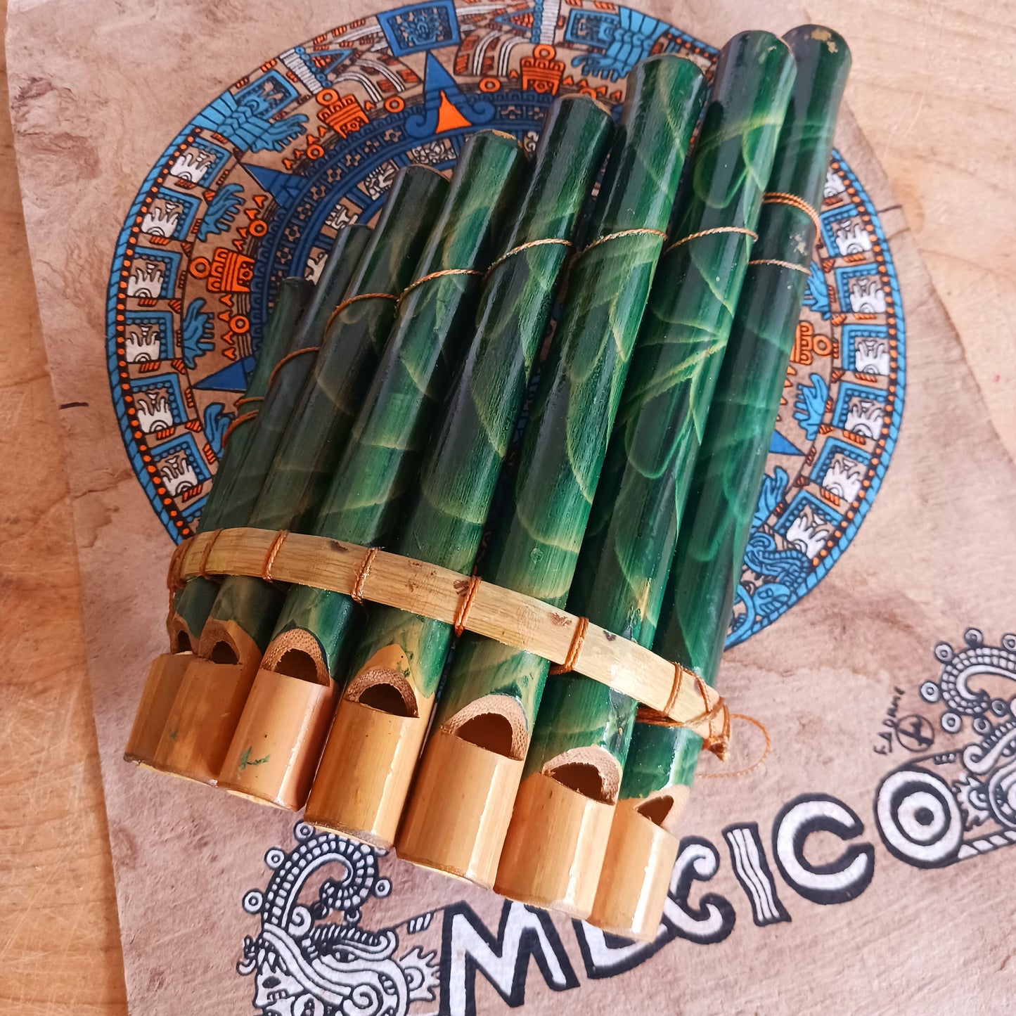 Based on traditional pan pipes, these nifty little instruments have whistle mouthpieces on each of the eight pipes, making them super easy to play. These leaf pattern panpipes are designed to produce harmonious melodies, perfect for both professional musicians and enthusiasts seeking to explore new sounds.