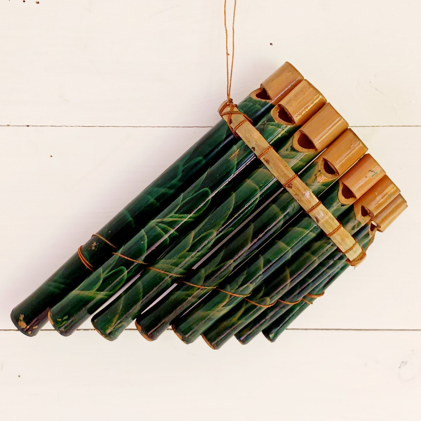 Based on traditional pan pipes, these nifty little instruments have whistle mouthpieces on each of the eight pipes, making them super easy to play. These leaf pattern panpipes are designed to produce harmonious melodies, perfect for both professional musicians and enthusiasts seeking to explore new sounds.