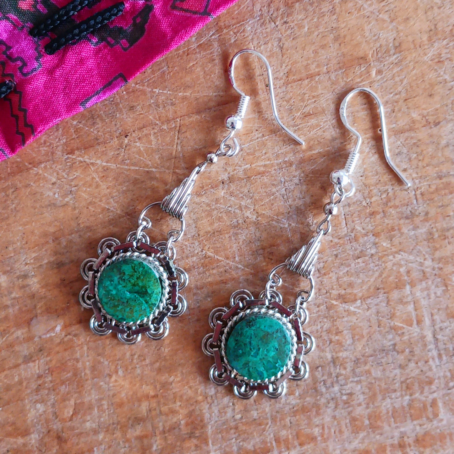 Add a touch of bohemian beauty to your look with these handmade Peruvian stone earrings. Featuring green turquoise stones and finished with silver-plated hooks, each pair is carefully crafted in small workshops in Peru.