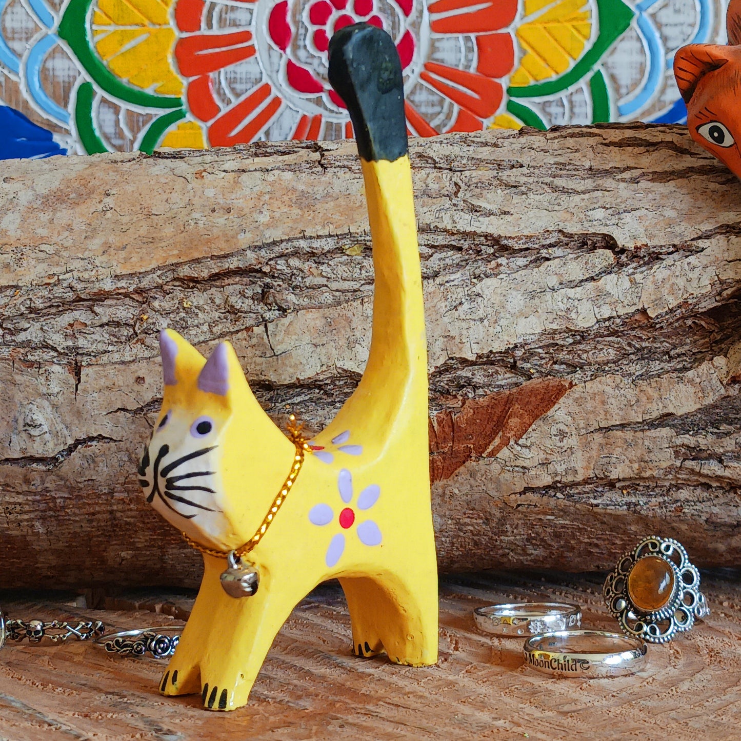 Display your rings in style with these cute and colourful little cats, the tail is perfect for stacking your rings. Keep a cute kitty in any room where you remove your rings. Adorable on a bath or kitchen counter, vanity or nightstand.