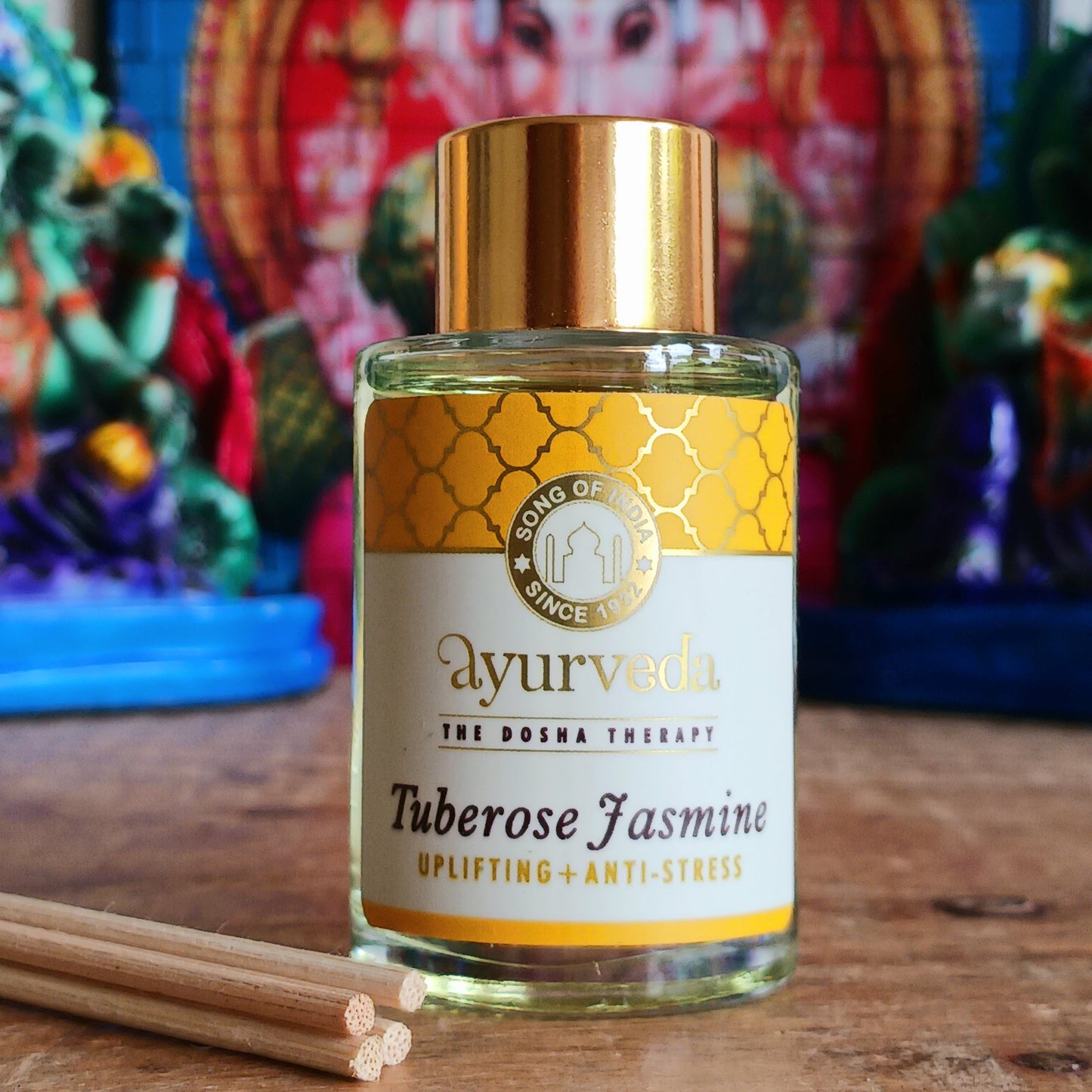 The distinctive floral scents of jasmine and tuberose are wonderfully combined to create a long lasting and uplifting fragrance.