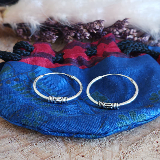 These sterling silver hoop earrings are made in a Bali style. With a silver ball in the middle of the hoop earrings, these 925 silver earrings make an ideal choice for any boho look.