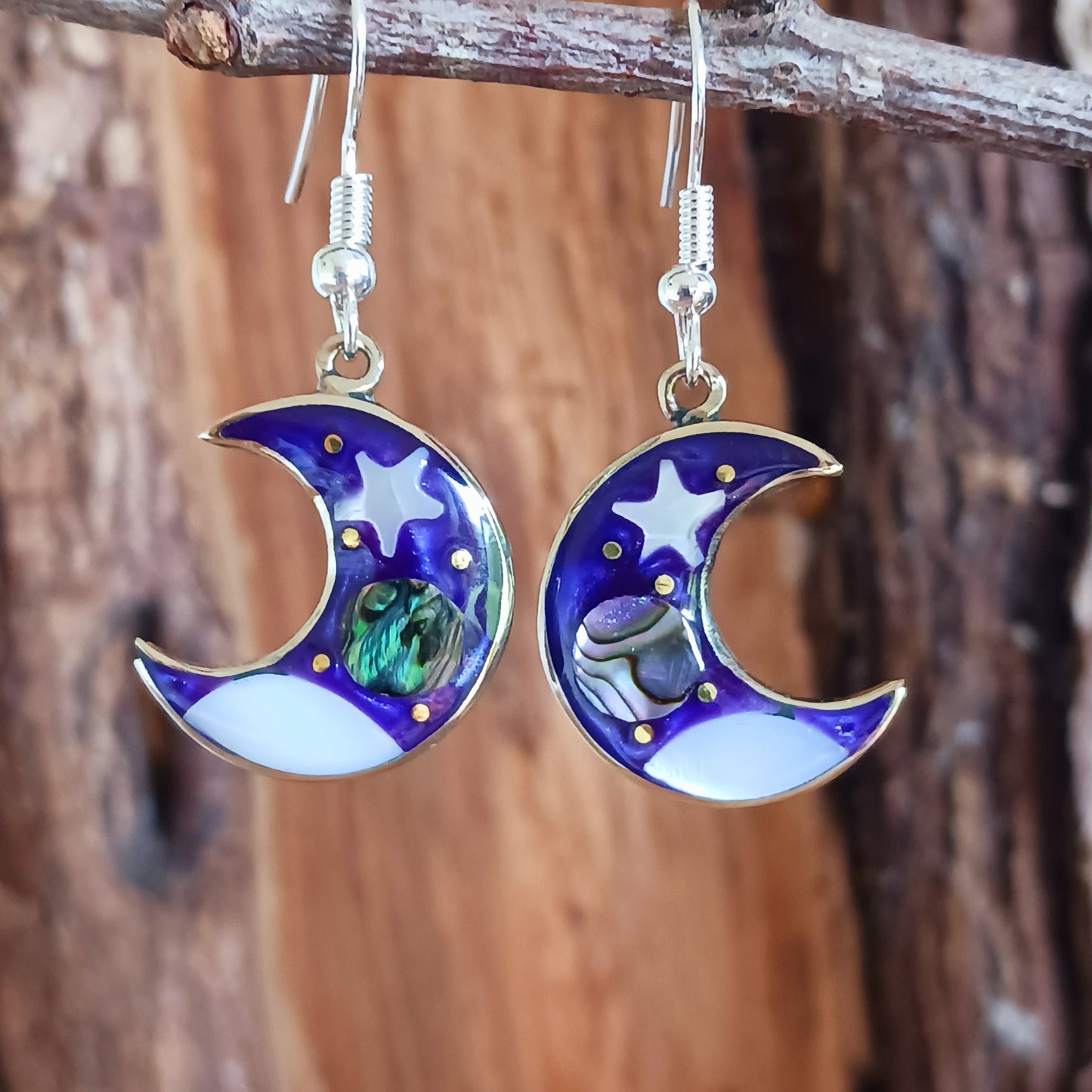 This set of beautiful celestial themed earrings are hand crafted in Taxco, Mexico. Utilising a eye-catching crescent moon design created using traditional Alpaca steel as the frame. These earrings have a celestial theme created using dyed, iridescent abalone shell.