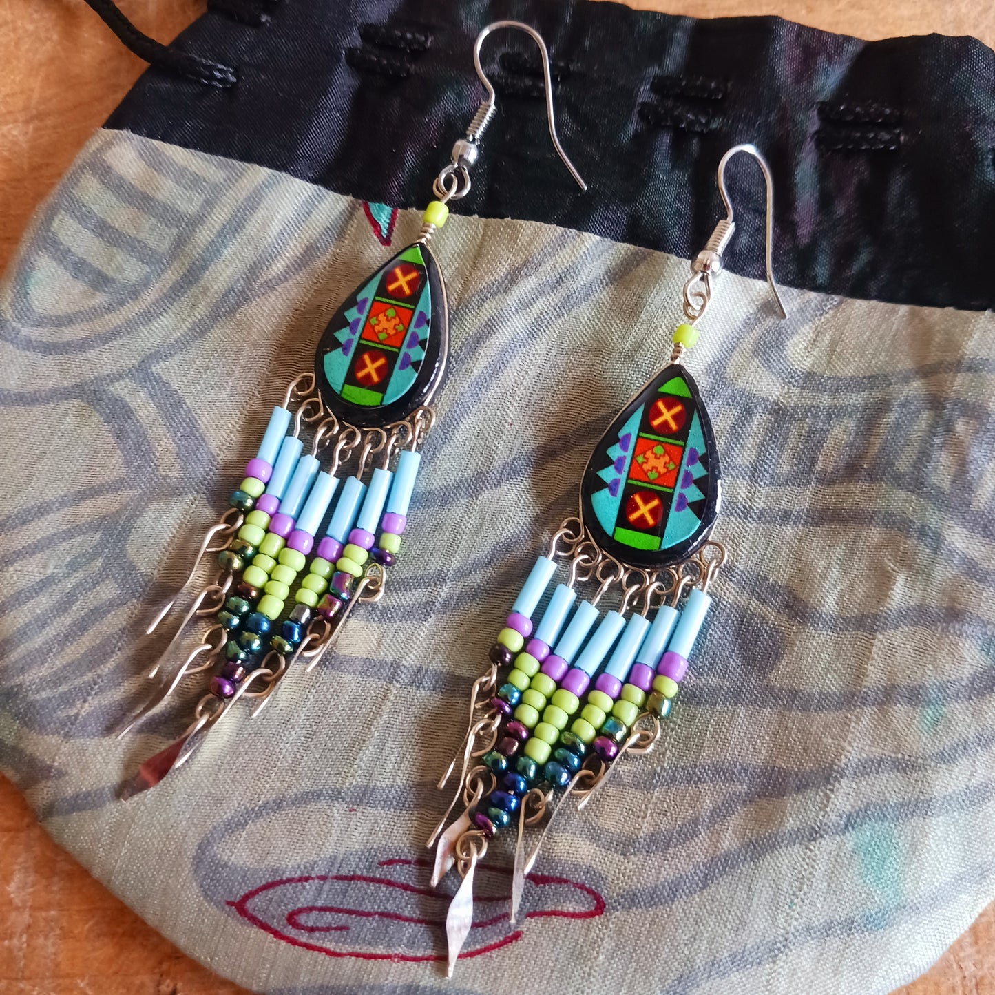 Add a touch of artisan elegance to your jewellery collection with these stunning handmade Peruvian Incan teardrop earrings. Carefully crafted in small family-run workshops in Peru, these eye-catching earrings feature traditional Incan-inspired patterns on the front with a contrasting black reverse for a striking finish.