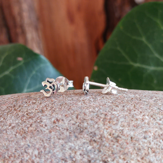 These tiny Om earrings are 925 silver and can be used in Earlobe, Tragus and Cartilage.  Measuring only 5mm x 5mm, these lovely little earrings come gifted in a recycled sari gift pouch.