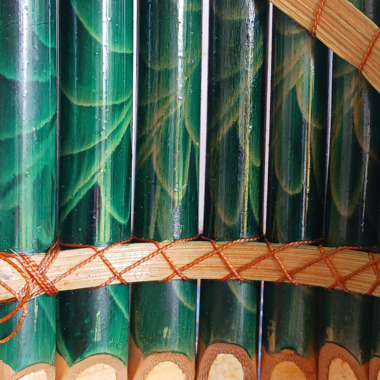 Based on traditional pan pipes, these nifty little instruments have whistle mouthpieces on each of the eight pipes, making them super easy to play. These leaf pattern panpipes are designed to produce harmonious melodies, perfect for both professional musicians and enthusiasts seeking to explore new sounds.