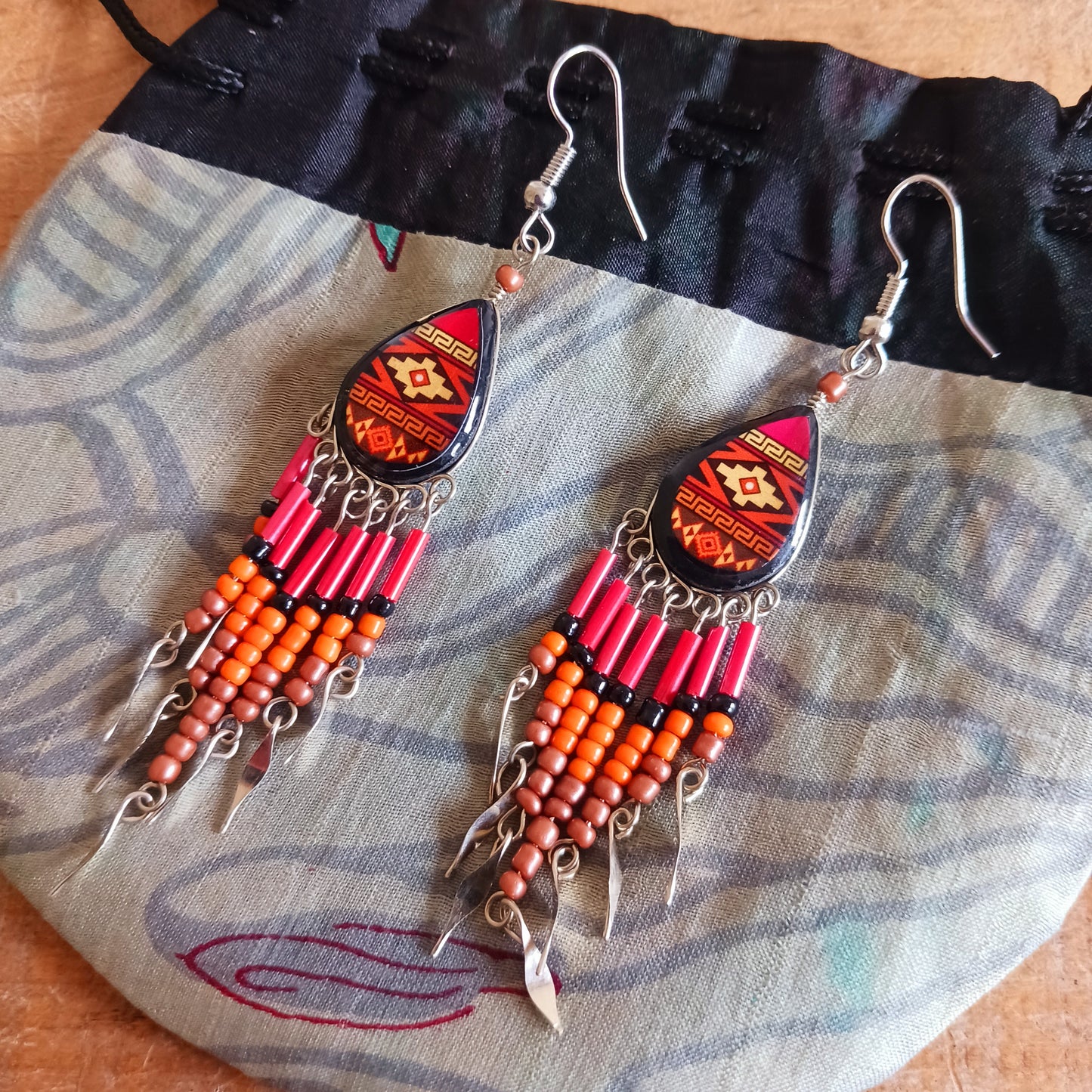 Add a touch of artisan elegance to your jewellery collection with these stunning handmade Peruvian Incan teardrop earrings. Carefully crafted in small family-run workshops in Peru, these eye-catching earrings feature traditional Incan-inspired patterns on the front with a contrasting black reverse for a striking finish.