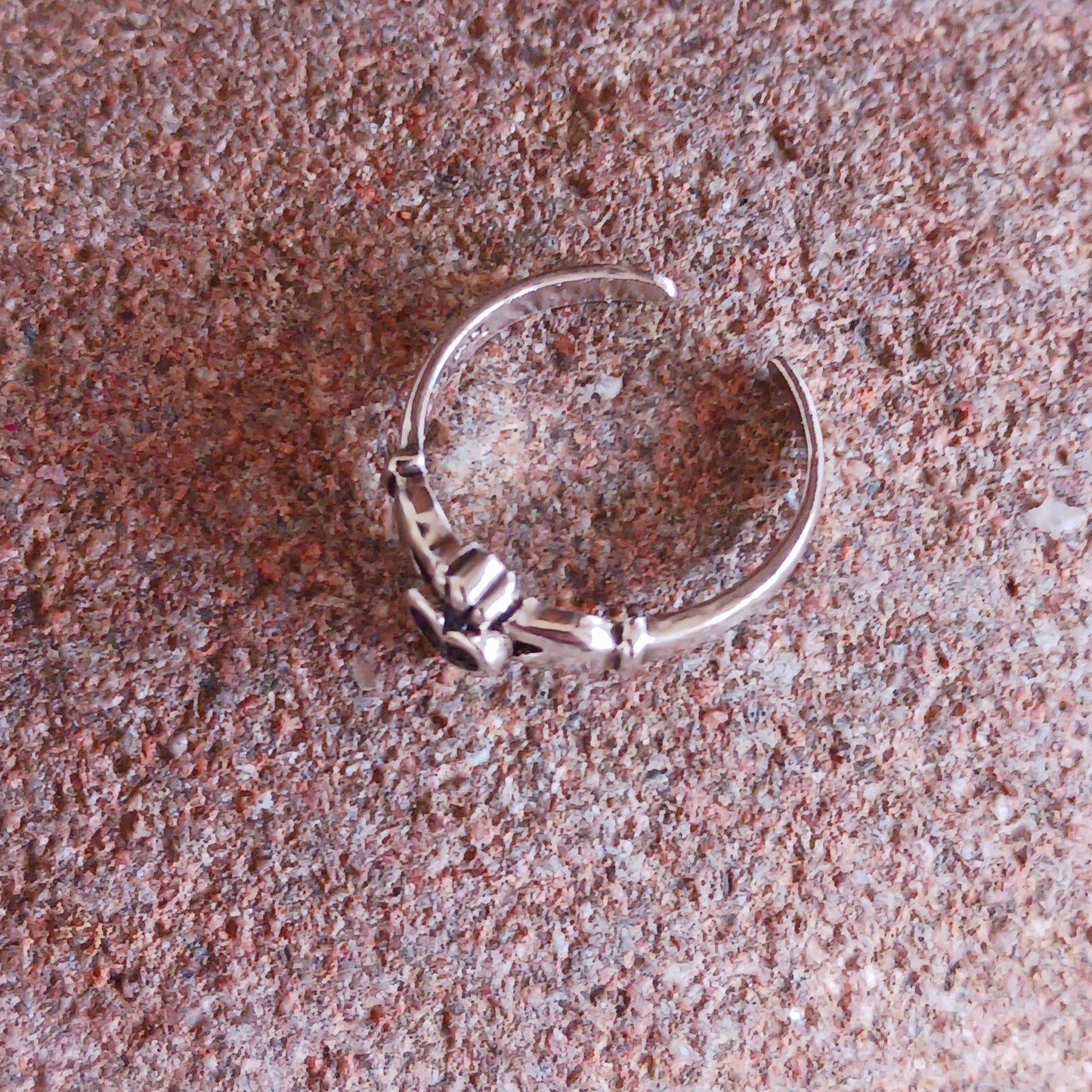 This beautifully made sterling silver toe ring is designed with Black Onyx gemstone. The Irish Claddagh ring, means Love, Loyalty and Friendship, and features a heart (love), crown (loyalty), and two hands (friendship).
