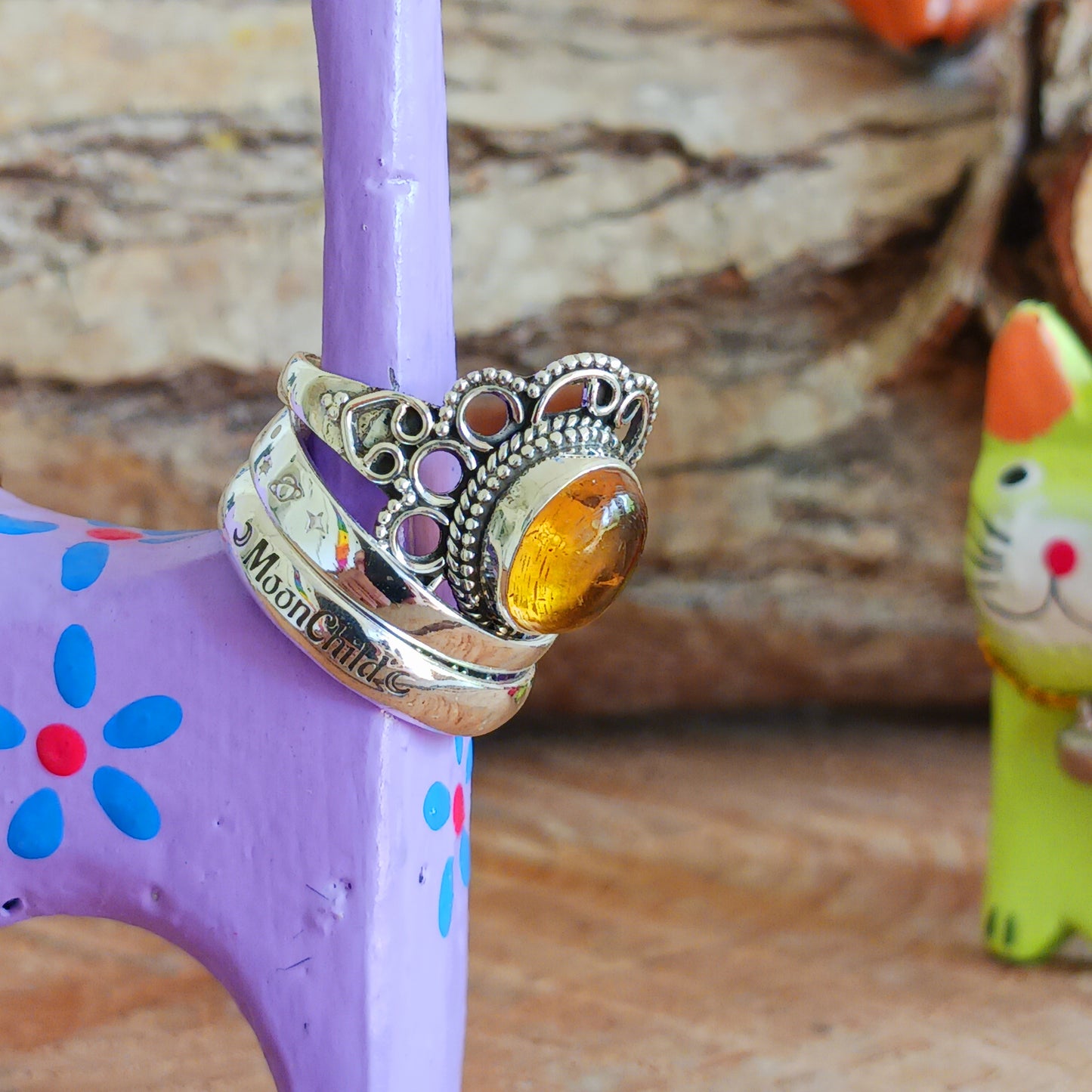 Display your rings in style with these cute and colourful little cats, the tail is perfect for stacking your rings. Keep a cute kitty in any room where you remove your rings. Adorable on a bath or kitchen counter, vanity or nightstand.