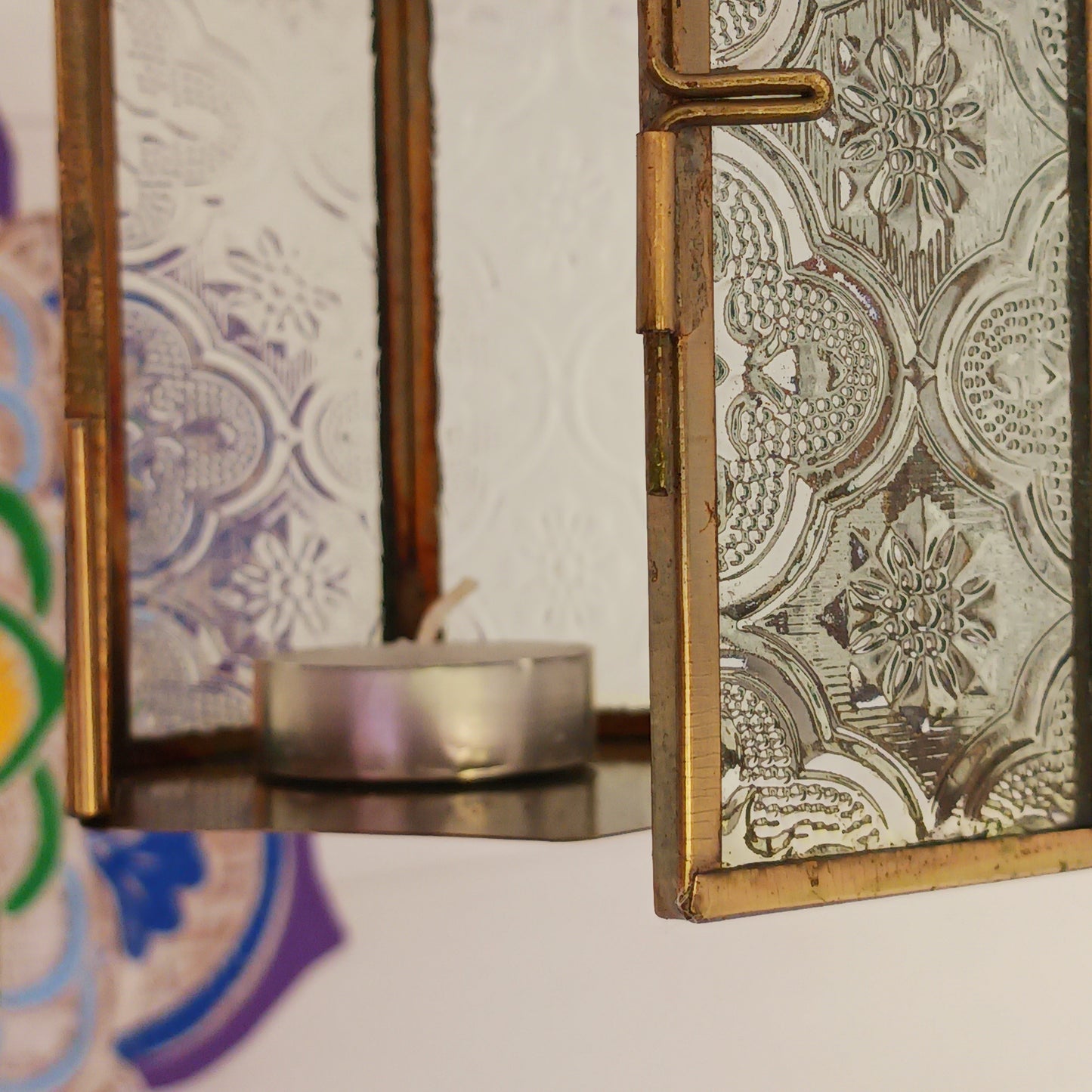 This antique brass Moroccan style large glass lantern has clear embossed glass panes and a wonderful antique finish. A stylish and versatile addition to any home, this beautiful lantern is ideal to bright up your home.