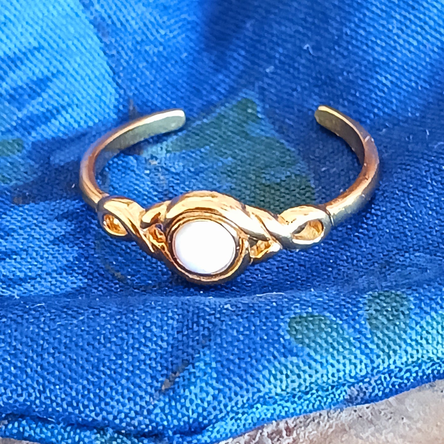 Gold plated Toe Ring with pretty fire stone. Add a little bit of glamour to your toes with our lovely toe ring, beautifully presented in a little fabric drawstring pouch made from off cuts from sari materials that would have otherwise been discarded.