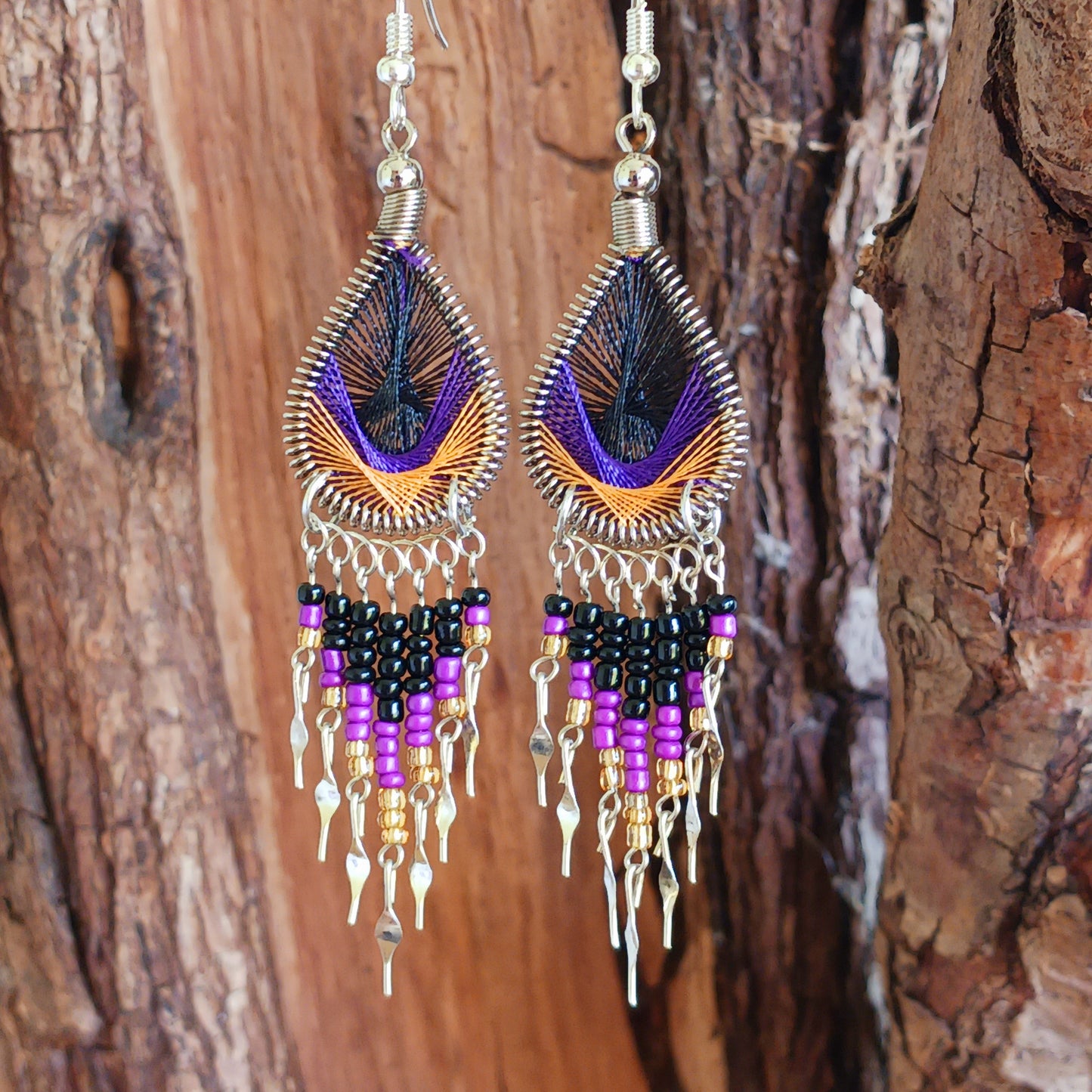 These beautiful and eye-catching earrings are handmade in Peru and feature an array of gorgeous colours. A woven teardrop, similar in style to a peacock feather, is finished with co-ordinating beads and silver embellishments. Ideal for a night out or for dressing up your boho look!