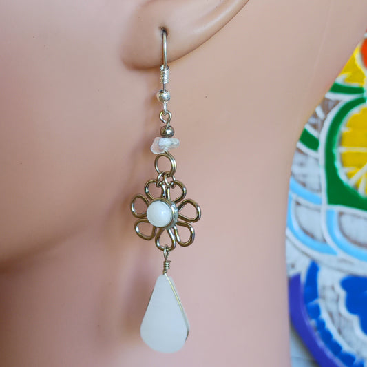 These beautiful earrings incorporate white stone with Silver plated hooks. These beautiful earrings have been hand made in Peru and are presented in a traditionally made pouch gift wrapped and ready to give☸