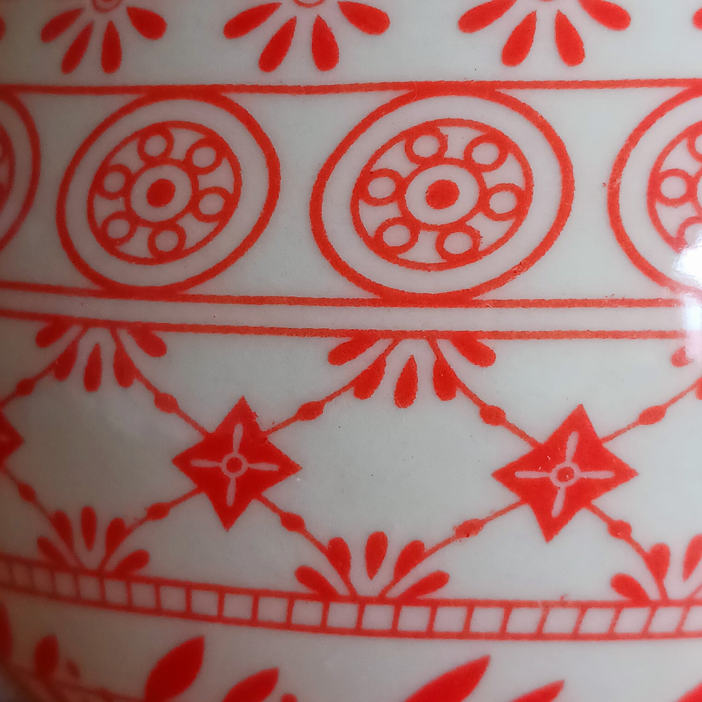 Add timeless elegance to any tea ritual with this Small Herbal Teapot featuring a stunning Amber pattern design. Inspired by traditional Eastern aesthetics, this beautifully crafted teapot blends cultural symbolism with everyday functionality, making it an exceptional gift.