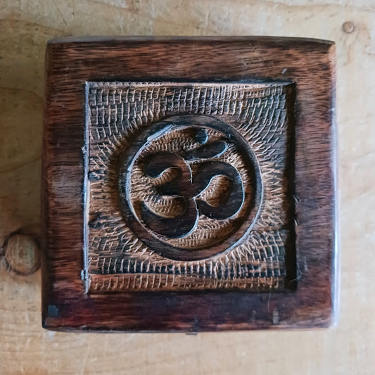 Embrace the beauty of hand-carved Indian craftsmanship with this stunning mango wood keepsake box. Thoughtfully designed with a charming Om symbol, it’s perfect for storing your trinkets, jewellery, or other keepsakes.