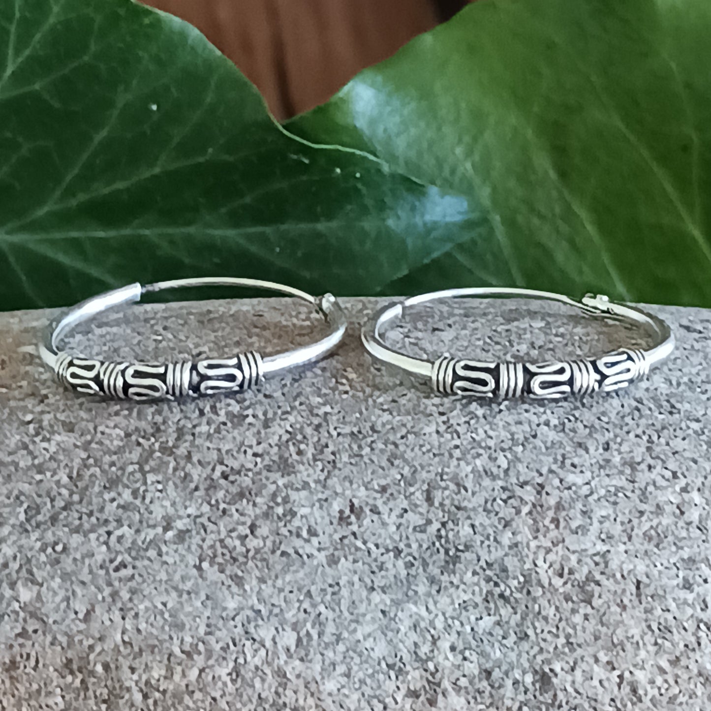 These sterling silver hoop earrings are made in a Bali style. With a silver ball in the middle of the hoop earrings, these 925 silver earrings make an ideal choice for any boho look.