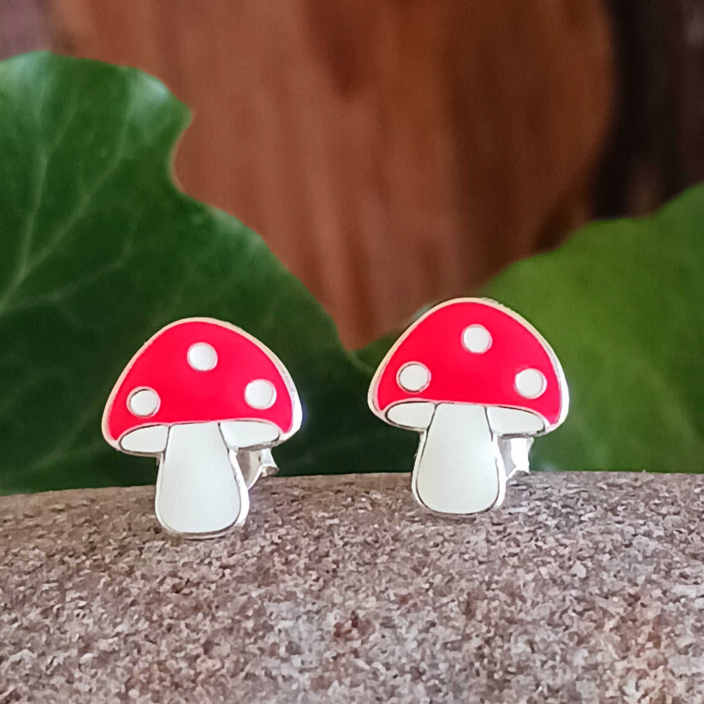 These colourful Mushroom 925 Sterling Silver Ear Studs are the perfect accessory for any outfit. Crafted from 925 sterling silver, they feature a stylish 9mm x 10mm mushroom design and come presented in a beautiful recycled sari gift pouch.