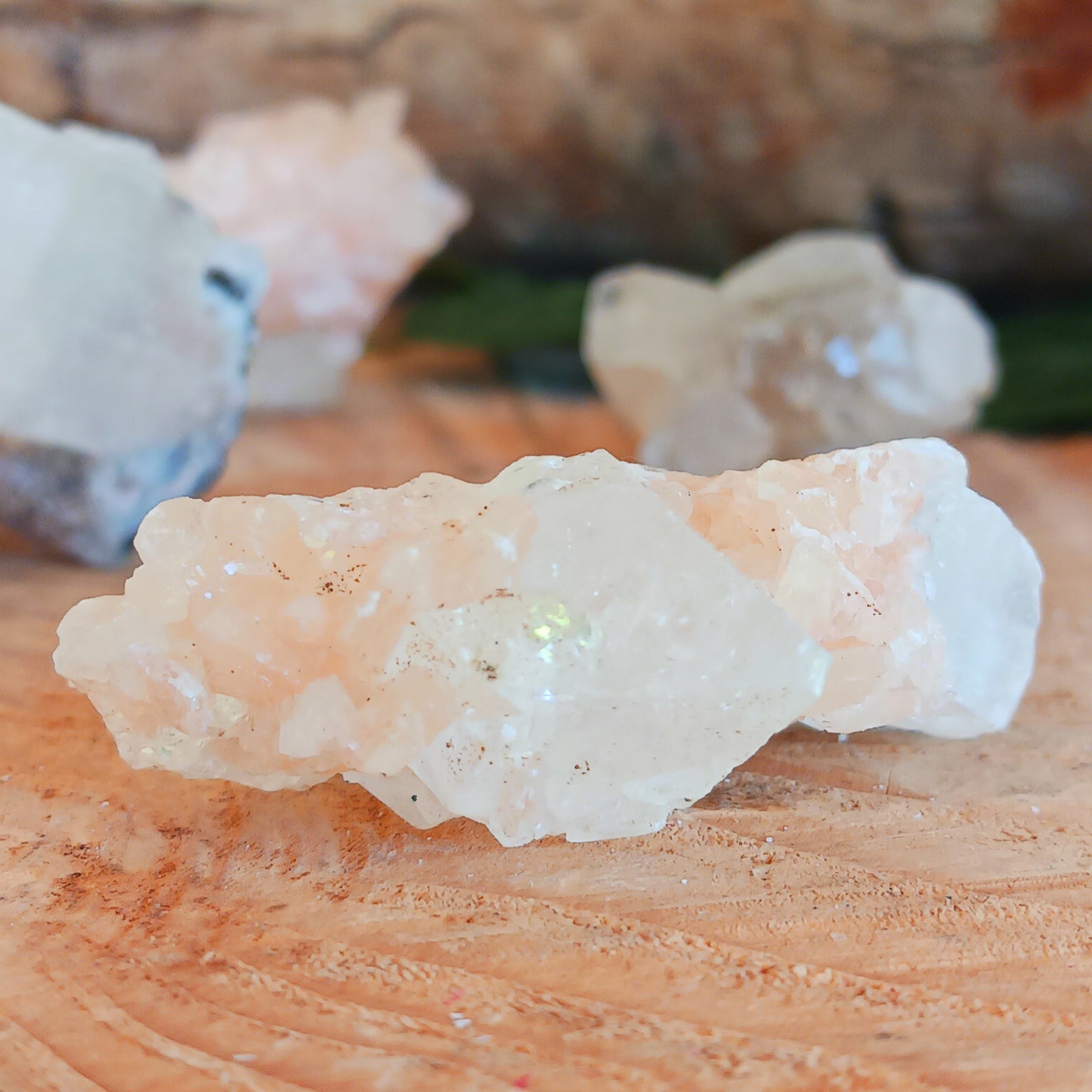 Stilbite can be used to treat loss of taste, Brain disorders, strengthen ligaments. Also used to fix pigmentations of skin, and to counteract poisoning by providing for enhanced toxin removal capabilities.