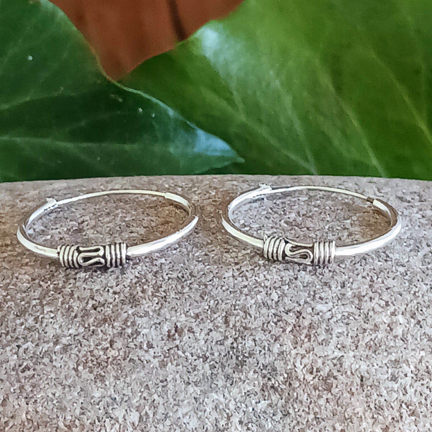 These sterling silver hoop earrings are made in a Bali style. With a silver ball in the middle of the hoop earrings, these 925 silver earrings make an ideal choice for any boho look.