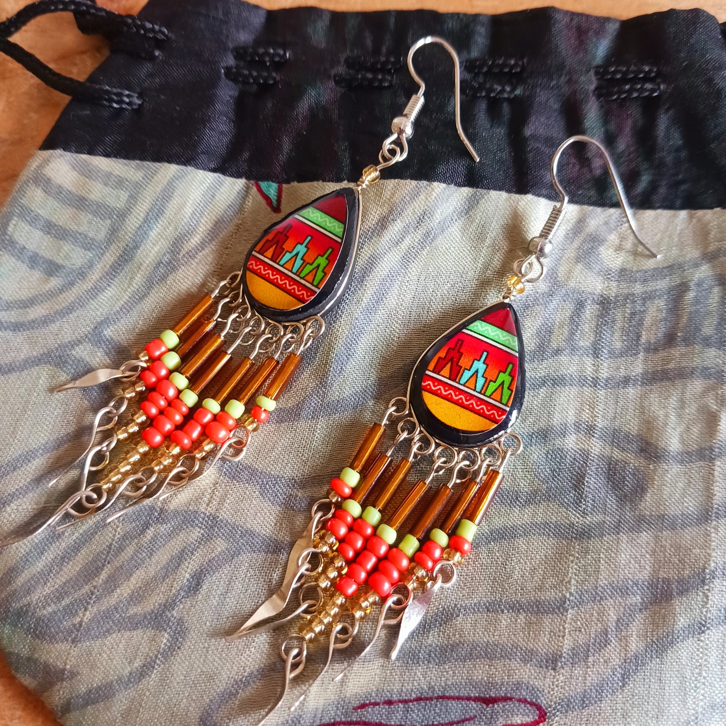 Add a touch of artisan elegance to your jewellery collection with these stunning handmade Peruvian Incan teardrop earrings. Carefully crafted in small family-run workshops in Peru, these eye-catching earrings feature traditional Incan-inspired patterns on the front with a contrasting black reverse for a striking finish.