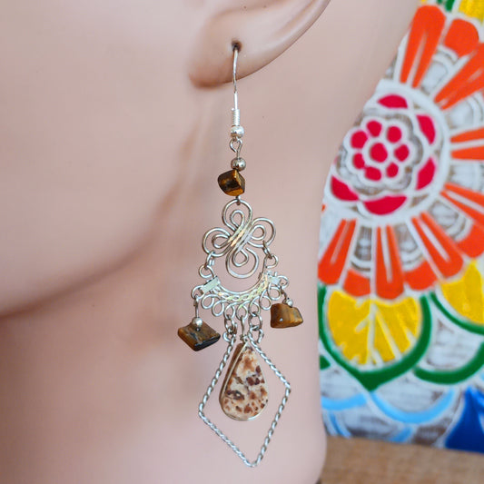 Add a touch of bohemian beauty to your look with these handmade Peruvian stone earrings. Featuring brown agate stones and finished with silver-plated hooks, each pair is carefully crafted in small workshops in Peru.