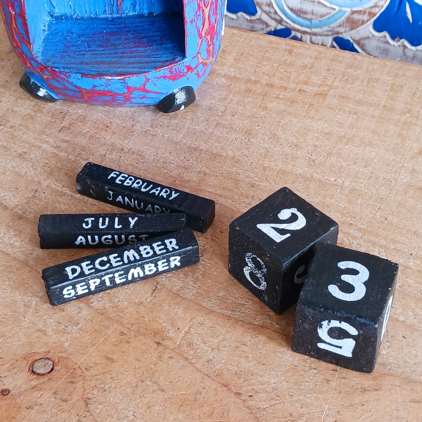 Add charm and function to your workspace with this handcrafted wooden owl perpetual calendar. Designed in a vibrant blue finish, this adorable desk companion helps you keep track of the date while bringing personality to your home, office, or study area.