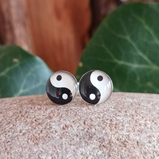 Find your perfect balance with these simple yet trendy Yin Yang studs. They are 925 sterling silver and measure 10mm x 10mm. These lovely earrings come gifted in a recycled sari gift pouch.