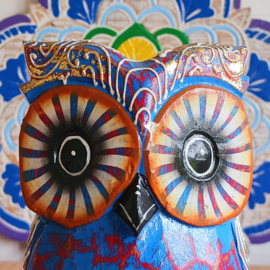 Add charm and function to your workspace with this handcrafted wooden owl perpetual calendar. Designed in a vibrant blue finish, this adorable desk companion helps you keep track of the date while bringing personality to your home, office, or study area.