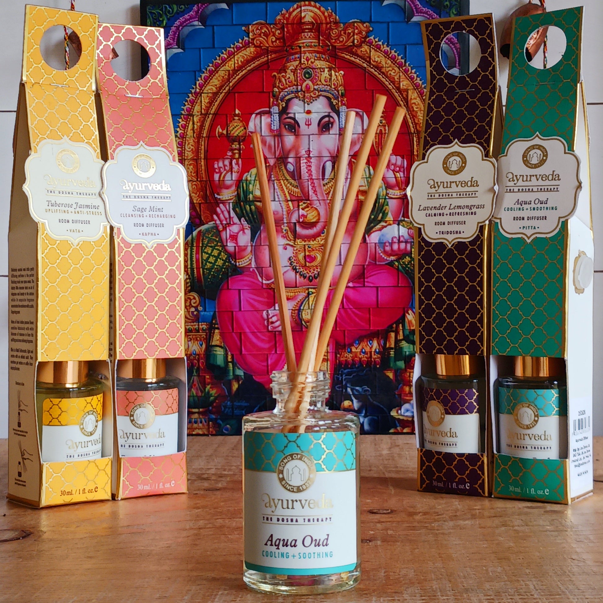 Made with natural essential oils, this Song of India Ayurvedic diffuser comes in a beautiful glass jar with a golden cap and gift box. Completely free of toxins, these Ayurveda scent sticks are the perfect small addition to every room. You will enjoy the way in which they brighten up the interior and make your house smell absolutely divine.