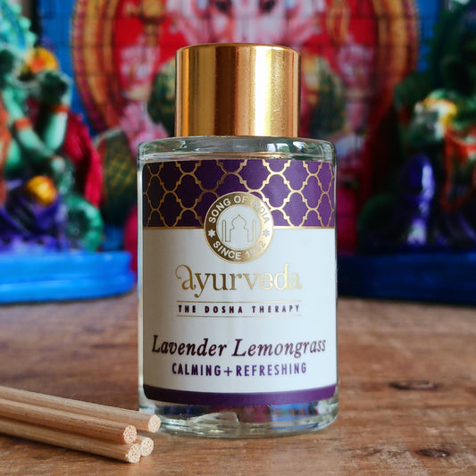 Made with natural essential oils, this Song of India Ayurvedic diffuser comes in a beautiful glass jar with a golden cap and gift box. Completely free of toxins, these Ayurveda scent sticks are the perfect small addition to every room. You will enjoy the way in which they brighten up the interior and make your house smell absolutely divine.