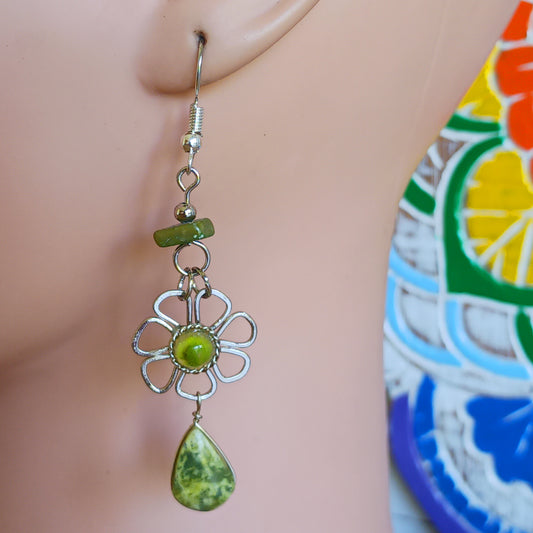 These beautiful daisy earrings incorporate colourful green stone with Silver plated hooks. These earrings have been hand made in Peru and are presented in a traditionally made pouch gift wrapped and ready to give☸