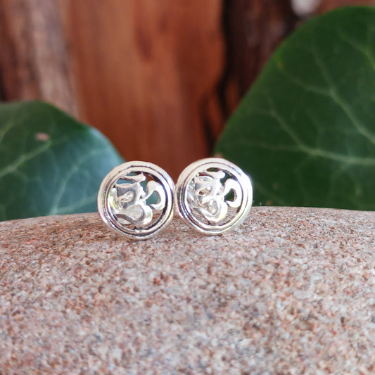 These small Om earrings are 925 silver and feature an Om symbol enclosed in a circle.  Measuring 6mm x 6mm, these lovely little earrings come gifted in a recycled sari gift pouch.
